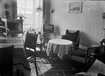 834645 Interieur van het huis van de familie Jaggie in de wijk Slotervaart te Amsterdam: woonkamer.N.B. J. Jaggie was ...